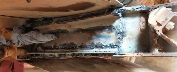 Capture 48.JPG (62.41 Kio) Vu 1230 fois 2 cornières + un plat entre pot de suspension et travers