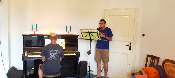 IMG20220625190656.jpg (123.98 Kio) Vu 1273 fois De retour chez Roland, séance de musique: