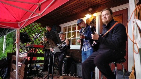 WhatsApp Image 2022-07-22 at 19.20.46.jpeg (223.02 Kio) Vu 883 fois Accompagné par le "Moving méhari band"