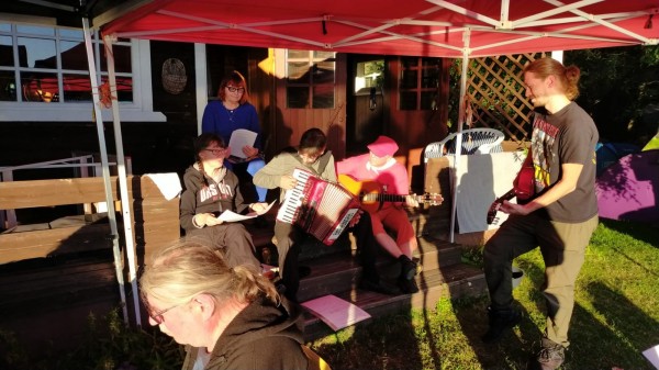 WhatsApp Image 2022-07-23 at 20.22.57.jpeg (234.61 Kio) Vu 861 fois avec chant guitare et accordéon