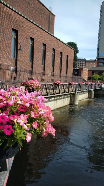 WhatsApp Image 2022-07-25 at 11.47.14.jpeg (189.94 Kio) Vu 818 fois Un des 4 barrages hydroélectriques entre les deux lacs. 16 mètre de dénivelé entre les deux lacs. Ce dernier barrage alimente principalement l'usine de papier voisine.