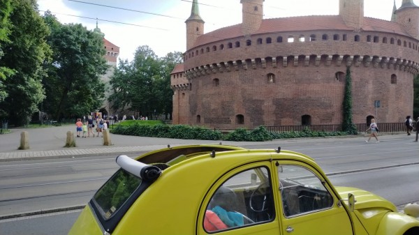 WhatsApp Image 2022-08-09 at 17.04.56.jpeg (245.08 Kio) Vu 1643 fois Arrivée à Cracovie devant le barbacane qui protègent l'entré de la ville.