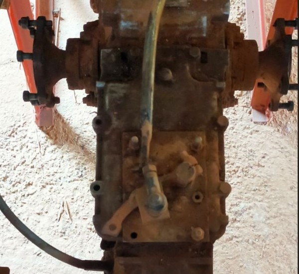 Capture 12.JPG (88.44 Kio) Vu 4781 fois En regardant le dessus de la boite arrière, je vois qu'il manque quelques vis du couvercle.<br />La tringle de commande du crabotage est cassée.<br />Le levier de crabotage bouge bien mais quelque soit la position, le crabotage d'est pas enclanché.<br />Il faudra de j'ouvre la boite pour comprendre ce qui se passe dedans.