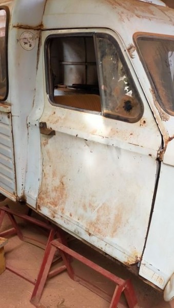 Capture 17.JPG (57.08 Kio) Vu 4718 fois la porte demandera un peut d'ajustement. Elle est un peu haute. mais pour l'instant, ce qui est important, c'est que je peux fermer les portes, et éviter trop de poussière, ou de flotte à l'intérieur.