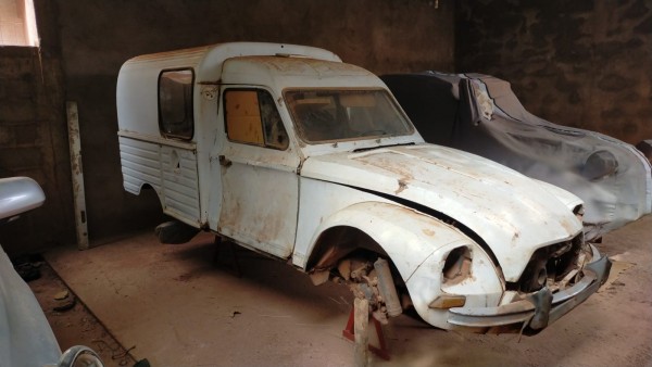 WhatsApp Image 2023-02-17 at 16.54.35.jpeg (172.74 Kio) Vu 4704 fois L'acadiane n'a pas de housse, mais une nouvelle vitre en carton sur une porte qui ferme.