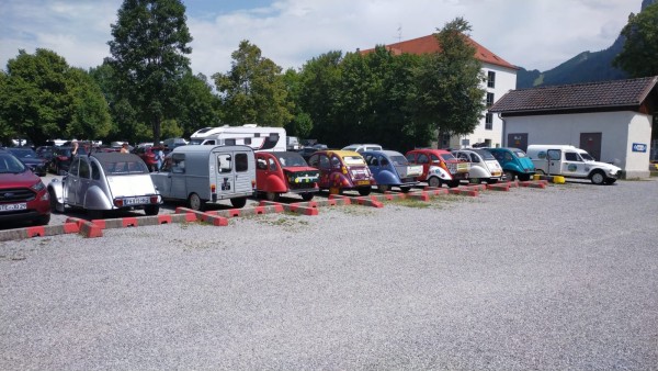 WhatsApp Image 2023-07-18 à 13.19.17.jpg (415.64 Kio) Vu 20063 fois Arrivé au parking du château, un groupe de deuchistes français. Il semble que c'est le club d'Orléans