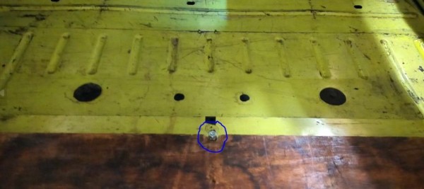 Capture 81.JPG (59.66 Kio) Vu 6589 fois mise en place du boulon qui permet de bloquer la planche qui couvre la roue de secour. (habituellement bloquée par le siège arrière