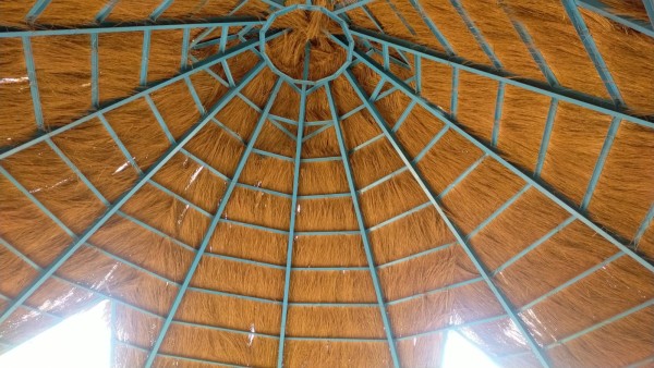 WhatsApp Image 2023-11-16 à 07.55.52_c4cf1b11.jpg (368.46 Kio) Vu 3783 fois La paillote à globalement bien résisté à la saison des pluies. le dessous de la paille n'est pas sombre, donc l'eau n'est pas trop passé à travers