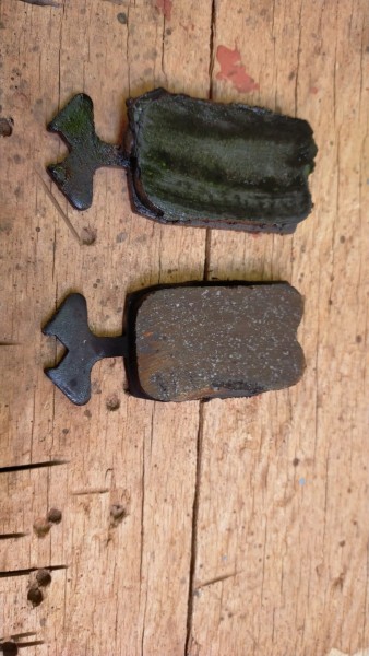 WhatsApp Image 2023-11-16 à 10.21.42_4983683b.jpg (170.92 Kio) Vu 3771 fois Une fois les plaquettes sortie, uniquement celle coté roue est grasse. donc je n'ai que de ce coté à m'occuper. Sachant que j'avais déjà rénové ces étriller il y a 2 ou 3 ans.