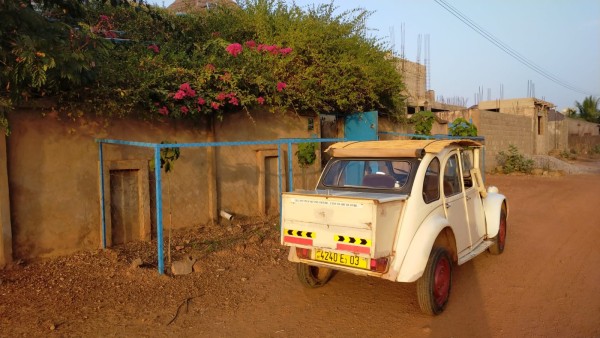 WhatsApp Image 2023-11-16 à 17.56.44_ce6e255e.jpg (313.08 Kio) Vu 3771 fois Depuis plus d'un an, j'avais détecté une fuite, après le stockage, mais je n'avais pas pris le temps de m'en occuper durant mon précédent séjour. (et le niveau ne baissait pas vraiment, freinage correct.<br />après les 9 nouveaux mois de stockage, le bocal était à moitié vide et le disque droit, bien gras