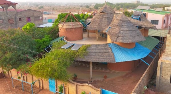 Capture 96.JPG (118.33 Kio) Vu 3730 fois Photo prise de la maison du voisin ce soir: Les paillottes des cases de gauche reste à finir.