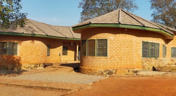 Capture 15.JPG (119.25 Kio) Vu 3913 fois La maison d'information me rappel étrangement ma maison de Ouaga