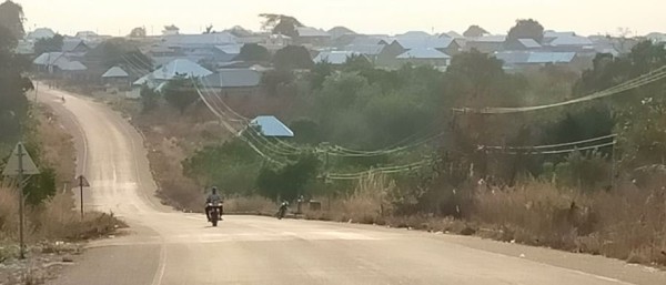 Capture 39.JPG (52.42 Kio) Vu 3852 fois Autre différence, le toit des maison, dans les village sont la plus part du temps en tôles à 4 pentes. alors qu'au BF on ne trouve cette structure que sur les constructions importantes