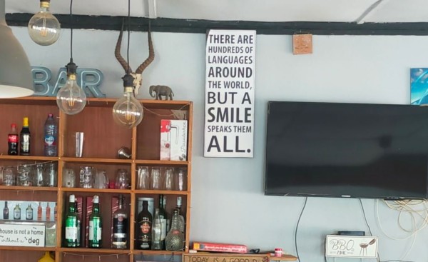 Capture 41.JPG (85.81 Kio) Vu 3900 fois Avant de partir de l'hôtel, ce matin, j'ai fait cette photo du bar dont l'affiche m'a semblé bien pertinente.