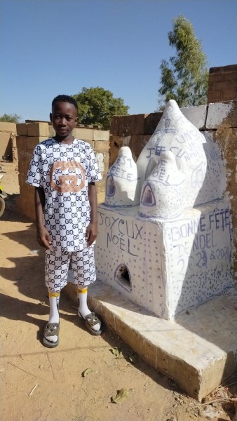 WhatsApp Image 2023-12-25 à 10.47.54_aedbbda9.jpg (180.23 Kio) Vu 6101 fois Au Burkina, les enfants construisent des crèches pour Noël.