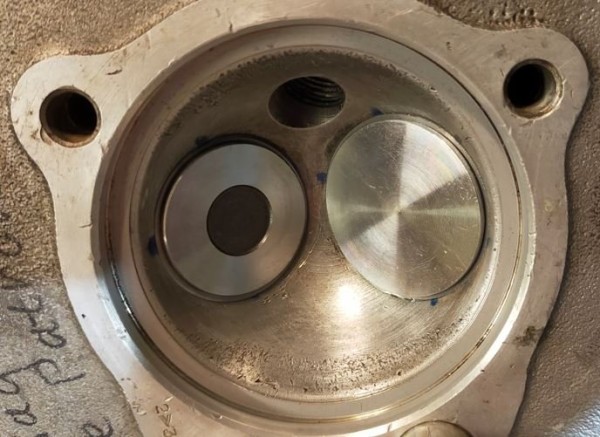 Capture 89.JPG (72.53 Kio) Vu 5049 fois Culasse avec ses 2 soupapes neuves