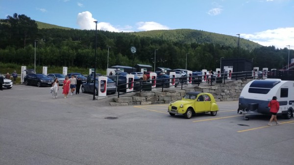 WhatsApp Image 2024-07-28 à 14.18.00_889d9d72.jpg (177.08 Kio) Vu 1644 fois Avant d'attaquer le col, les Tesla font le plein.... En Norvège, plus de la moitié des véhicules neufs sont 100% électriques