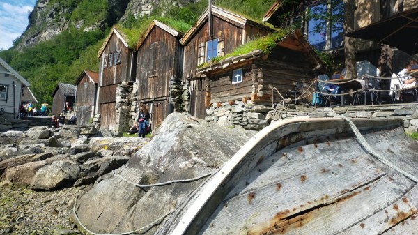 WhatsApp Image 2024-07-29 à 16.30.07_805e1d1c.jpg (378.11 Kio) Vu 1101 fois quelques vieilles bâtisse à proximité des boutiques touristiques