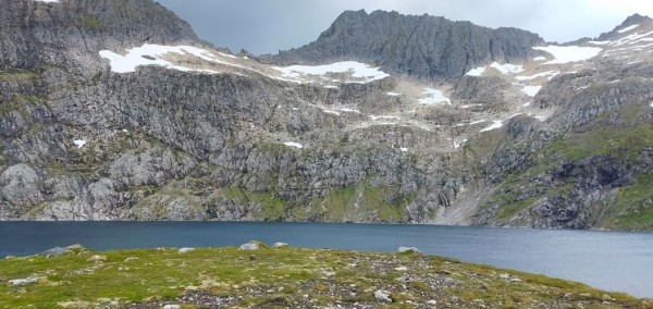 Capture 080.JPG (162.07 Kio) Vu 1094 fois encore un dernier lac, juste avant la chaine du sommet des montages