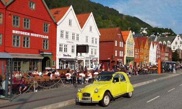 Capture 092.JPG (117.47 Kio) Vu 1062 fois Les quais du vieux port de pèche de Bergen. (photo carte postale de la ville)