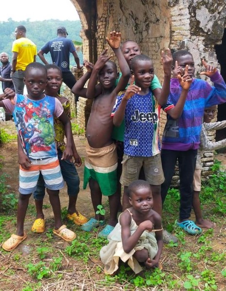 Capture 082.JPG (132.33 Kio) Vu 4462 fois Nous étions suivi par de nombreux enfants qui étaient tout contant de se faire prendre en photo