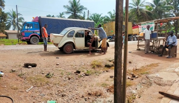 Capture 084.JPG (212.19 Kio) Vu 2715 fois Après avoir changé la roue, nous nous arrêtons chez un réparateur de pneu.