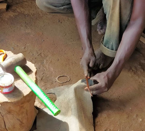 Capture 086.JPG (114.13 Kio) Vu 2715 fois Préparation de la rustine (un morceau de chambre à air gratté avec une lame de scie).