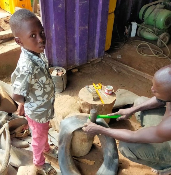 Capture 087.JPG (138.23 Kio) Vu 2715 fois Après dépose de colle néoprène, collage à grand coup de maillet sous l'œil attentif de son fils.