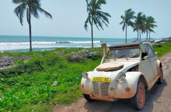 Capture 088.JPG (155.12 Kio) Vu 4451 fois Sur la route, je m'arrête pour prendre quelques photo de la 2CV avec vue sur la mer,<br />et un pic up arrive avec 3 Ghanéens qui me demande si ils peuvent faire un "shooting" avec la 2CV pour un clip en préparation