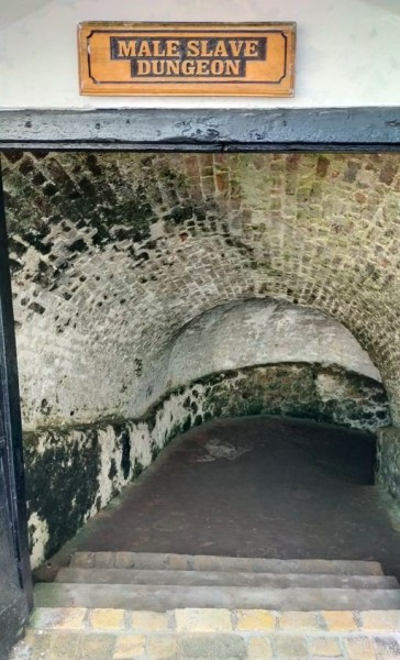 Capture 092.JPG (108.88 Kio) Vu 2715 fois En passant par les geôles où étaient entassés les esclaves en attendant le bateau qui passait tout les 2 mois.