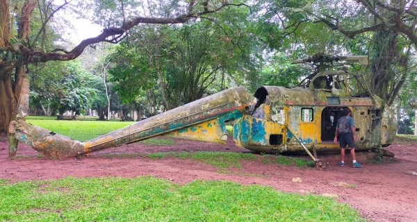 Capture 105.JPG (222.77 Kio) Vu 4435 fois Au milieu du jardin, se trouve les restes d'un hélicoptère de l'armé Britannique.