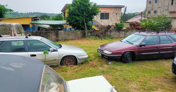 Capture 109.JPG (169.68 Kio) Vu 2699 fois Devant l'hotel ou nous nous garons, la 2CV à retrouvé 2 grandes sœurs hydrauliques