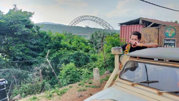 Capture 118.JPG (186.63 Kio) Vu 2692 fois Le pont qui enjambe le fleuve Volta avant d'arriver à destination