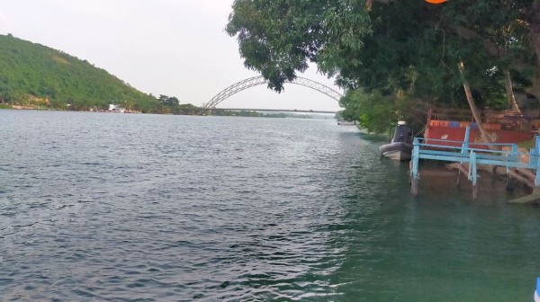 Capture 119.JPG (154.47 Kio) Vu 4428 fois le pont vu de notre hotel pour cette nuit. La volta est super large à ce niveau. ça n'a plus rien avoir avec les voltas du Burkina.