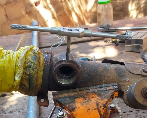 Capture 157.JPG (136.49 Kio) Vu 2331 fois puis, perçage et taraudage pour le graisseur