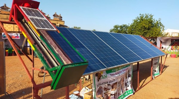 Capture 021.JPG (183.66 Kio) Vu 3037 fois Robot de nettoyage automatique des panneaux solaire. Ils souvent difficile d'accès sur les toitures. donc rapidement pleins de poussières.