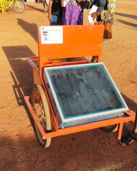 Capture 022.JPG (88.32 Kio) Vu 3175 fois Mini chauffe eau solaire pour les vendeurs ambulants de nescafé: de simples gourdes noires dans un coffre derrière une vitre