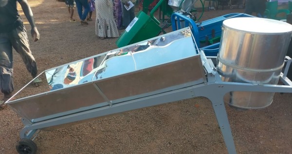 Capture 024.JPG (138.17 Kio) Vu 3044 fois cuisinière solaire. un tube et un récipient calorifugé avec de l'huile. on pose la marmite à l'intérieur.