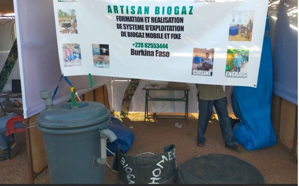 Capture 026.JPG (100.03 Kio) Vu 3170 fois Bio digesteur pour fabriquer du bio gaz qui est stocké dans sur reservoirs souples