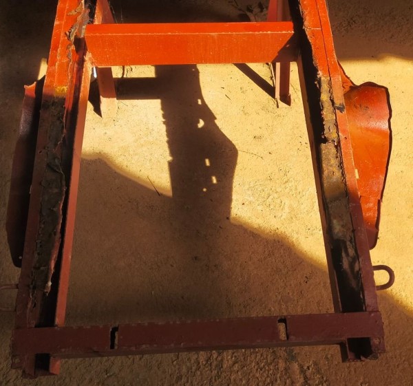 Capture 163.JPG (160.36 Kio) Vu 2184 fois une fois retourné, j'ai vu ce qu'il fallait enlever pour souder correctement les cornières du dessous.