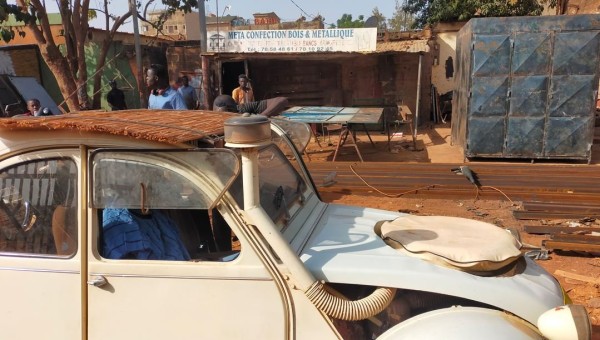 arrêt en cours de route sur le lieu de son garage, qui est maintenant devenu l'atelier d'un soudeur