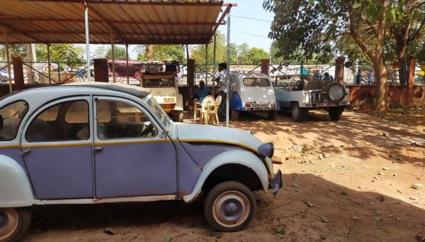 Arrivé au lieu de rendez-vous, où nous rejoignent Sylvestre et un Deuchiste de Bamako, Doumbia, de passage à Ouaga.