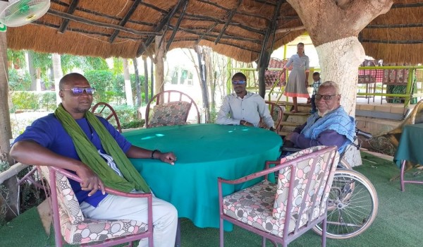 Capture 041.JPG (190.46 Kio) Vu 1725 fois On a continué sur "Lagon Lodge", ou nous avons pu nous désaltérer au bord d'une belle piscine