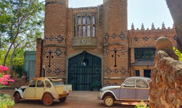 nous avons pu rentrer nos 2CV jusqu'au château