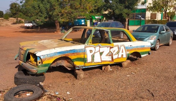 De retour, sur Ouaga, on s'est arrêté pour manger au CAED (Centre d'Accueil des Enfants en Détresse) Sainte Thérèse de Loumbila: