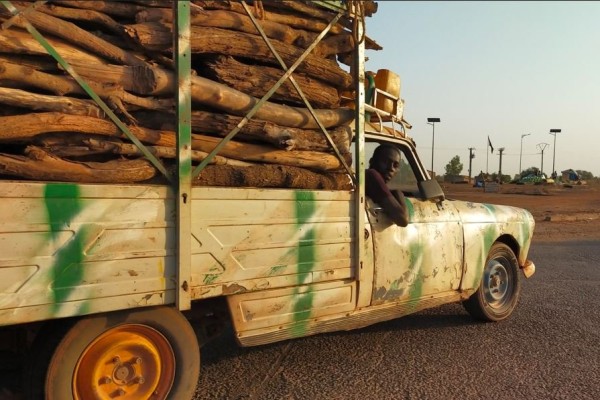 En rentrant sur Ouaga, nous avons doublé une 404 hors d'age qui continue son transport de bois.