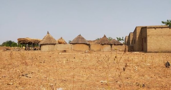 Le village à bien changé, mais on peut encore voir quelques cases traditionnelles au coté de construction plus modernes (carrée avec toi en tôles)