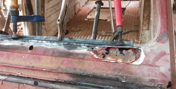 plus on grate, on enlève les couches de mastiques, et de nouveau trous paressent.