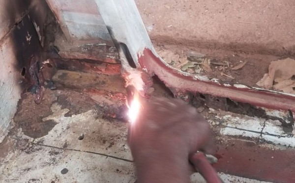 Puis le plancher à ou la fixation de la ceinture est complètement partie: