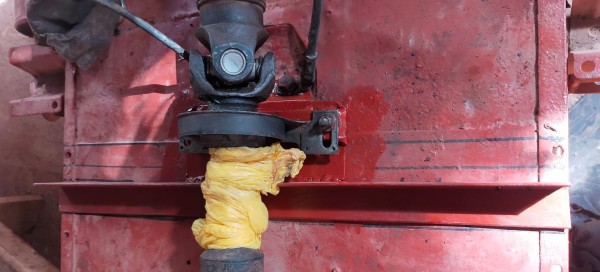 Vissage de la fixation du palier intermédiaire, avec les ceintures.<br />ça servira en même temps de la base de la première poutre du fourgon